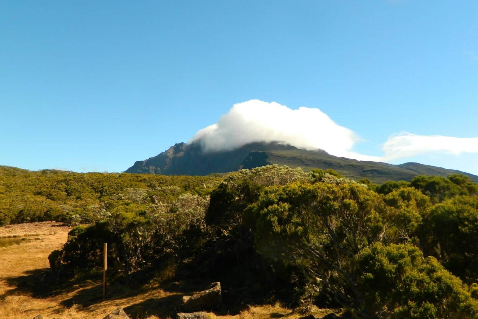 Le Piton des Neiges sous les nuages, La Réunion