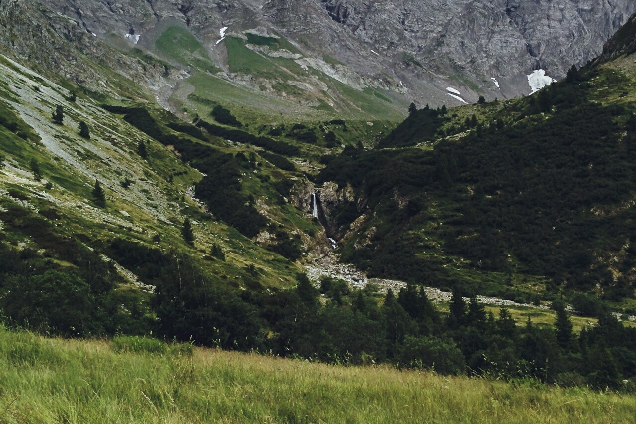 Le pré de la chaumette avec le pas de la Cavale au fond, Parc National des Ecrins