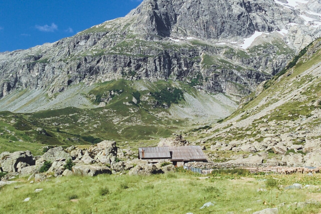 La Cabane du Jas Lacroix nichée à 1946m, Parc National des Ecrins