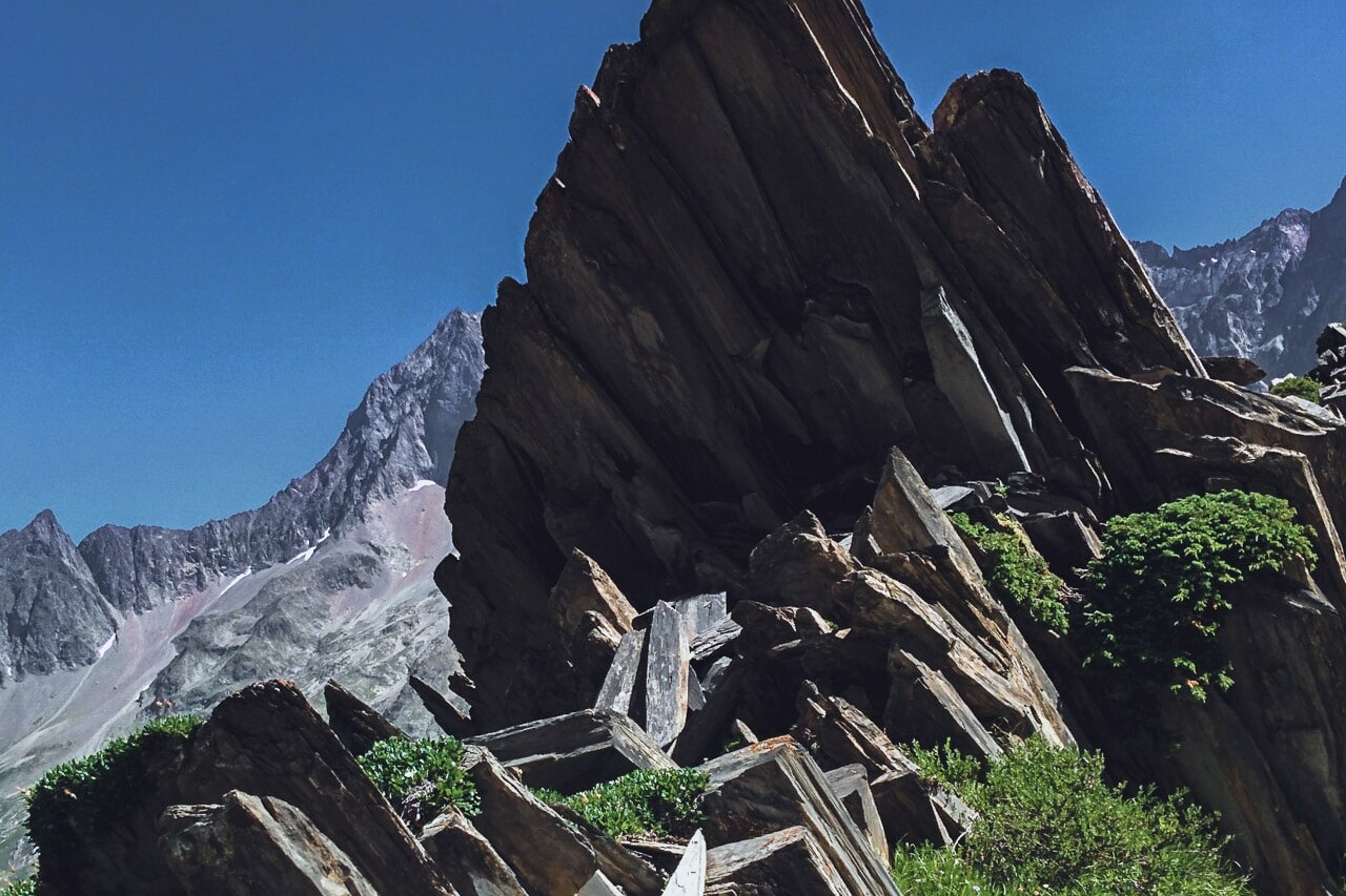 Formation rocheuse dans la descente vers Valsenestre, Parc National des Ecrins