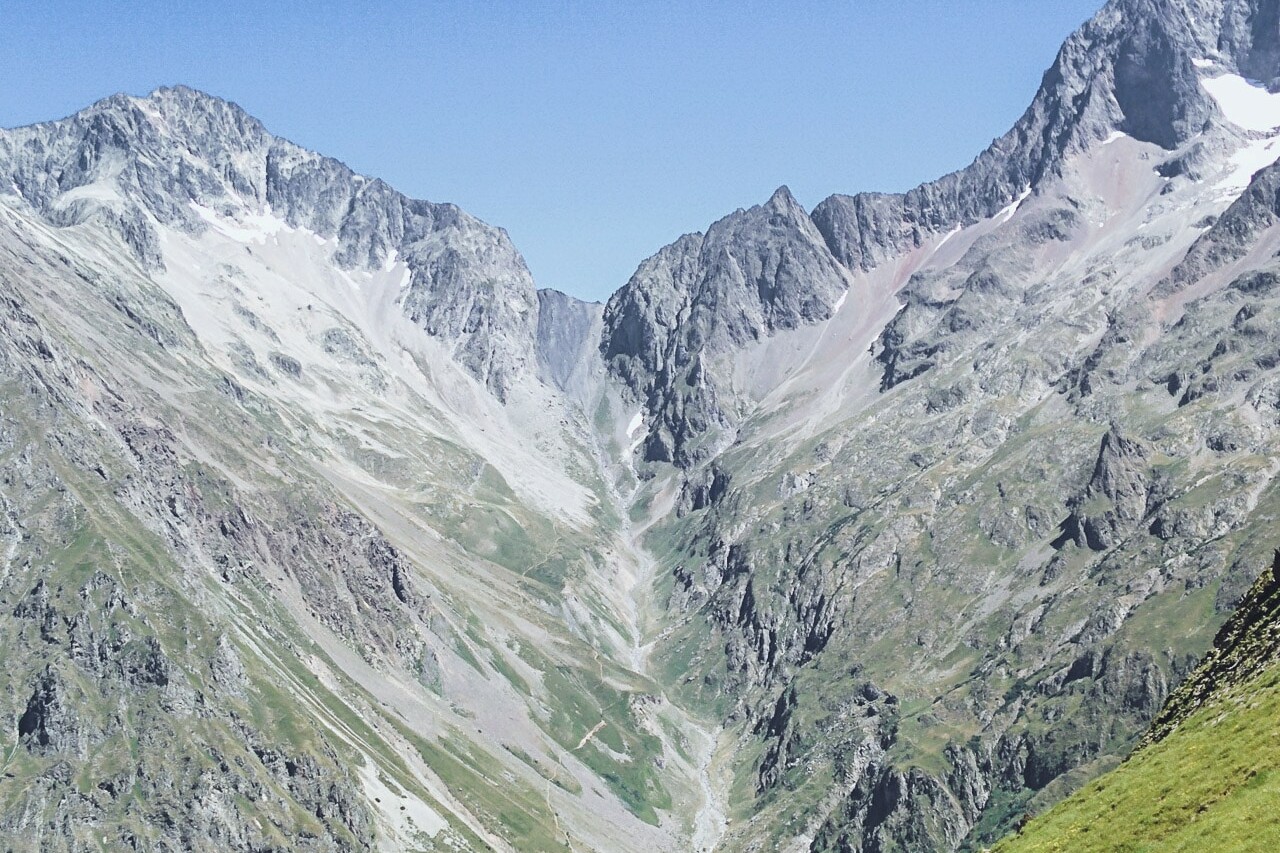 Au loin le Col de la Muzelle, Parc National des Ecrins