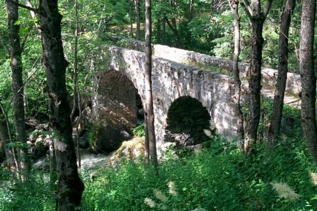 Le joli pont romain sur la Sarenne, Parc National des Ecrins