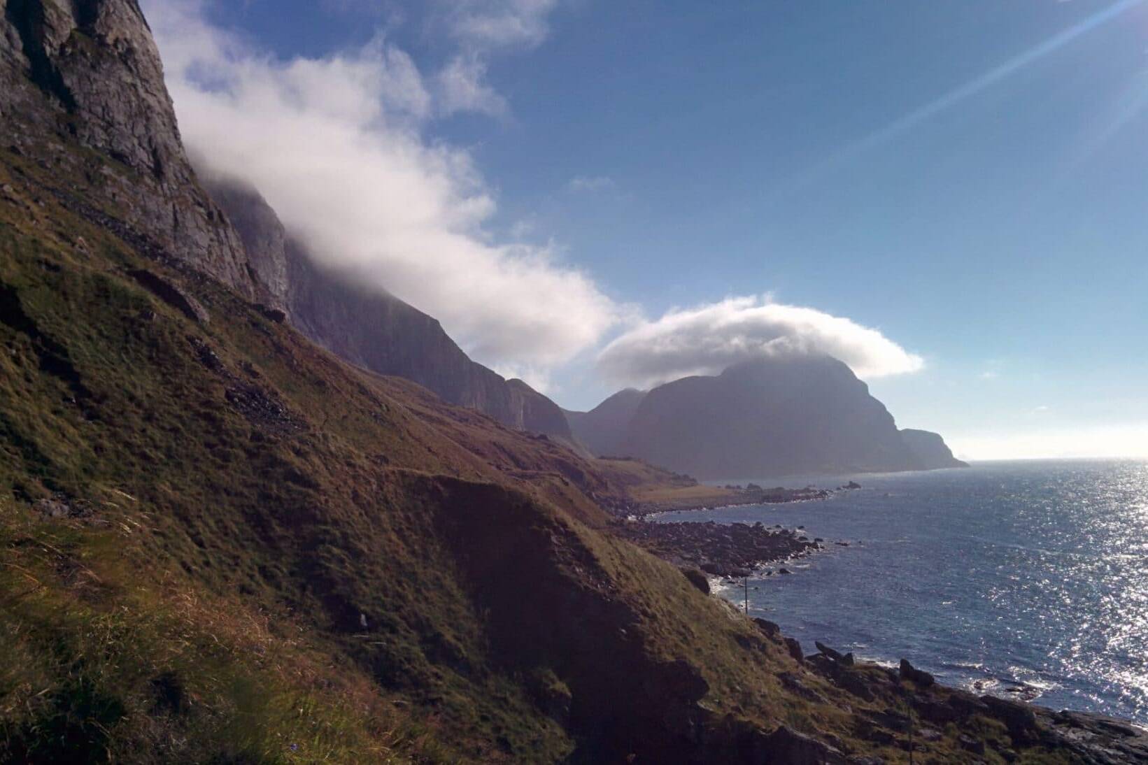 Le joli chemin cotier qui longe la côte nord, Vaeroy, Norvège
