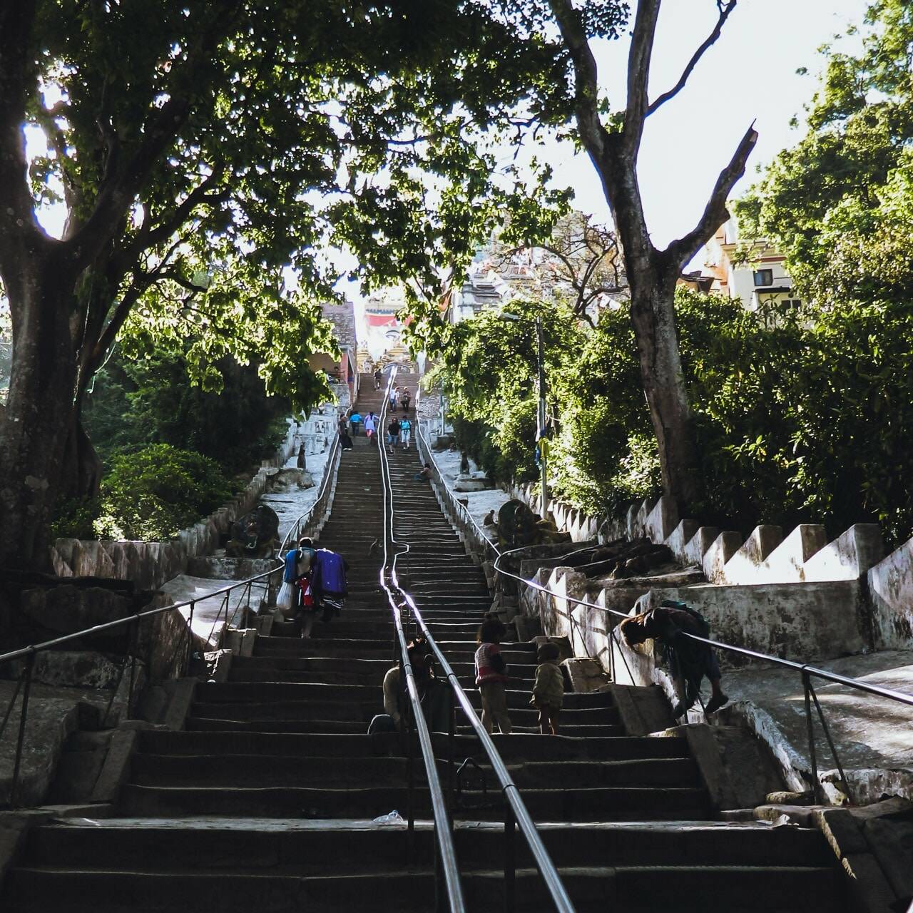 Les interminables marches vers Swayambunath, Népal