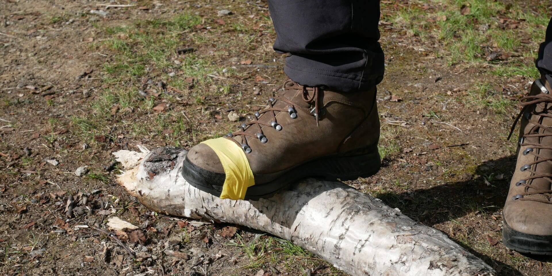 Réparation de fortune des chaussures de Matthieu - Laponie
