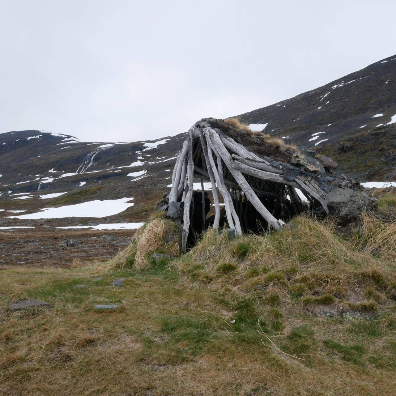 Ruine de hutte de Tjatjajaurekatan- Laponie