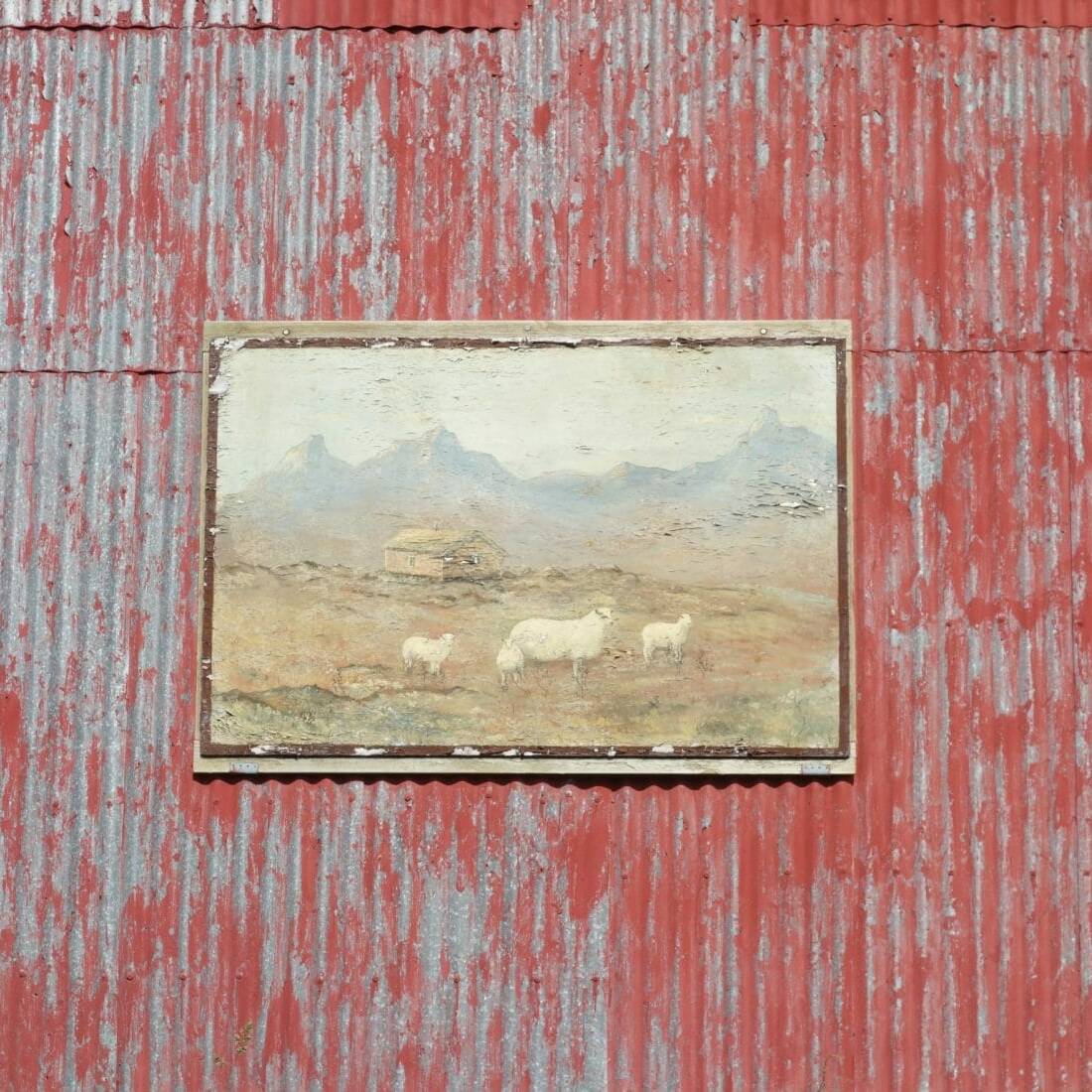 Peinture de mouton aussi vieille que la grange sur laquelle elle est affichée