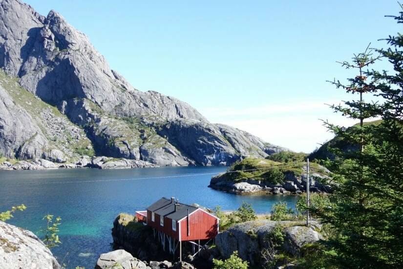 Rorbu isolé à Nusfjord, Iles Lofoten, Norvège