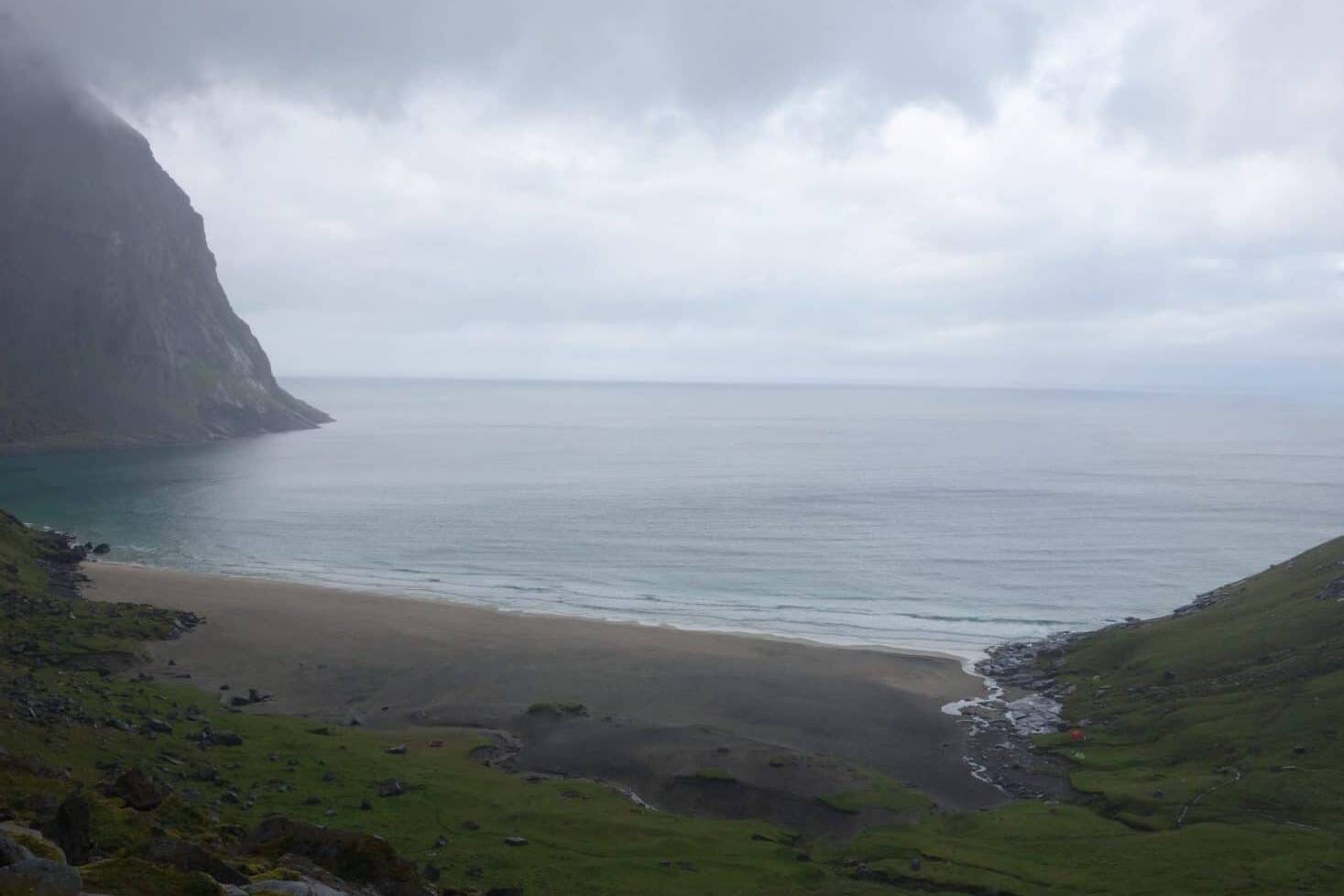 Arrivée sur la plage de Kvalvkika, Iles Lofoten, Norvège