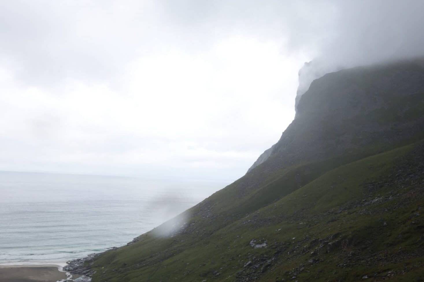 Le Ryten sous les nuages, Iles Lofoten, Norvège