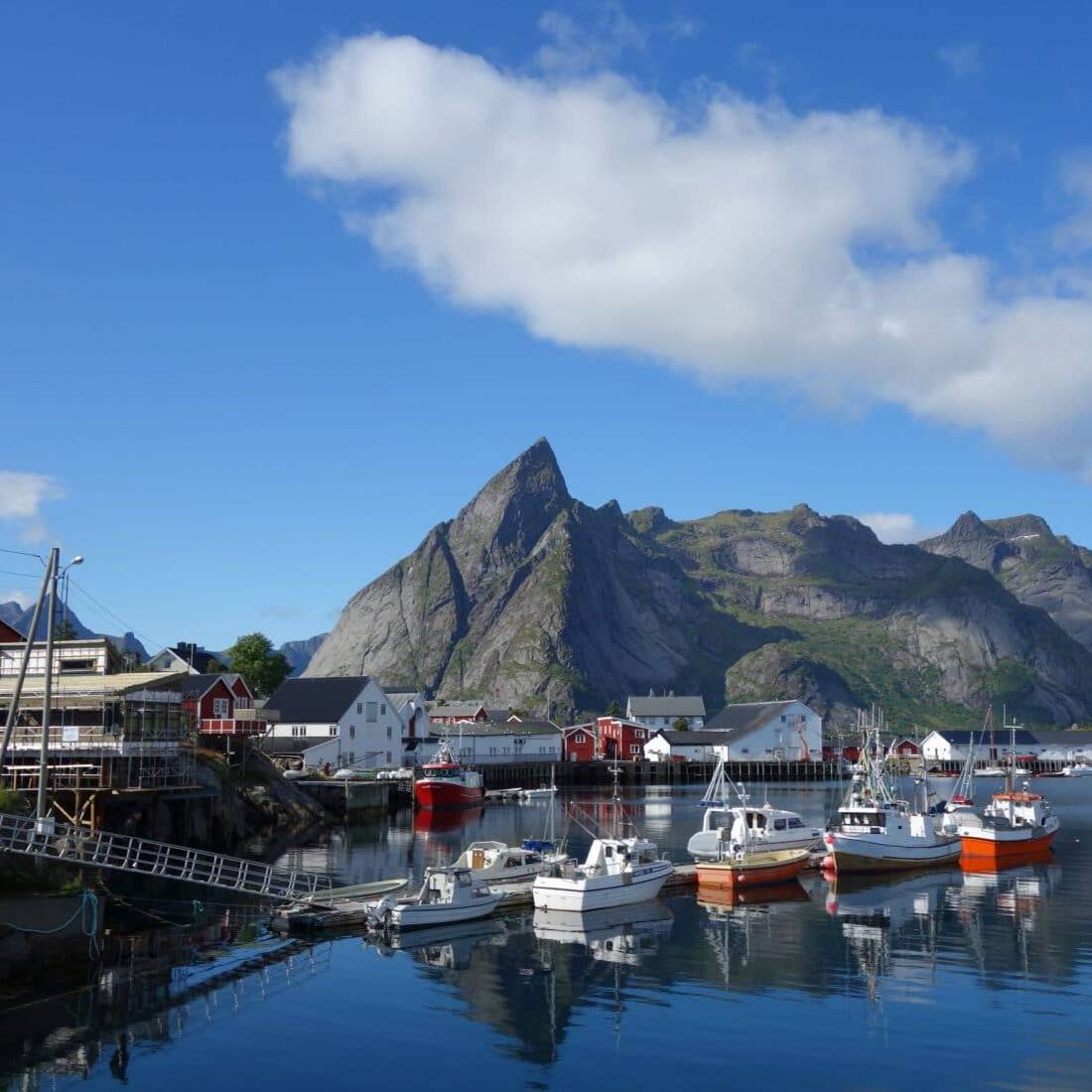 Le petit port de Reine, Iles Lofoten, Norvège