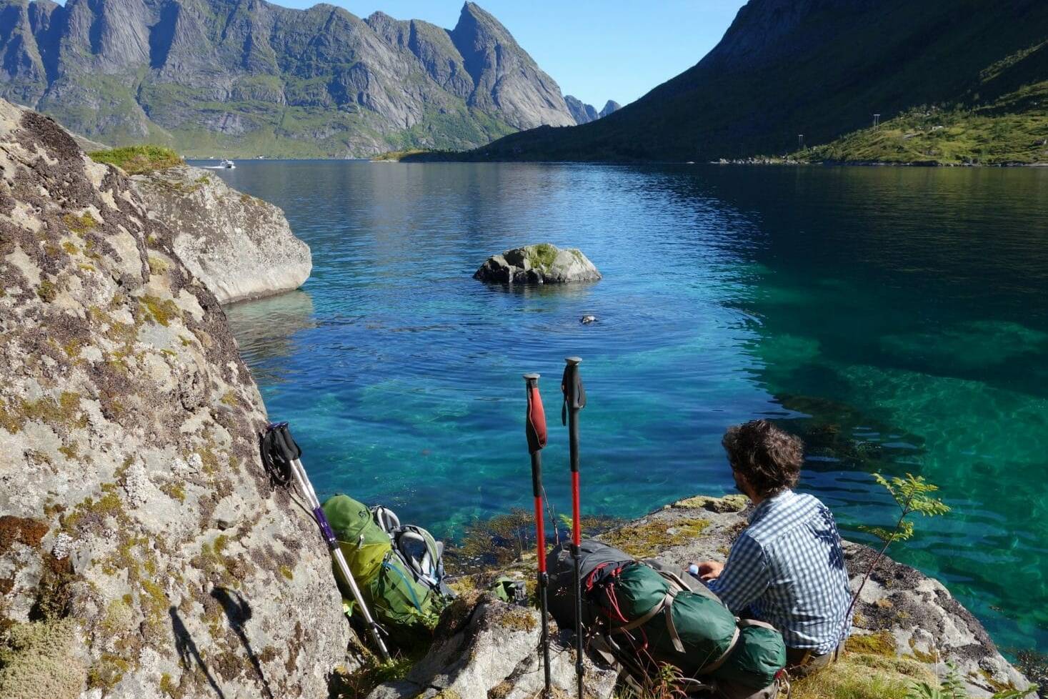 Pause dans le Forsfjord face à l'eau cristalline, Iles Lofoten