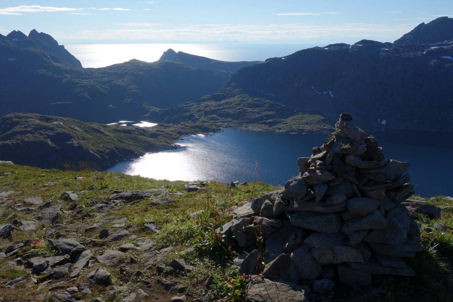 Petit cairn le long du chemin, Iles Lofoten, Norvège