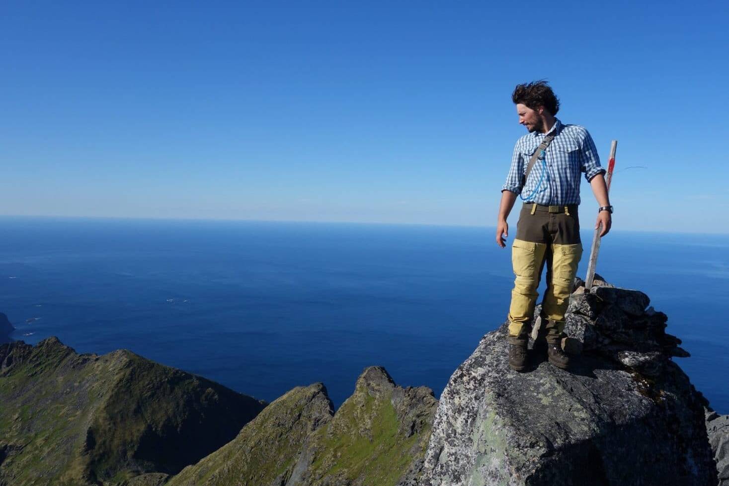 Au sommet de l'Hermanndalstinden, Iles Lofoten, Norvège