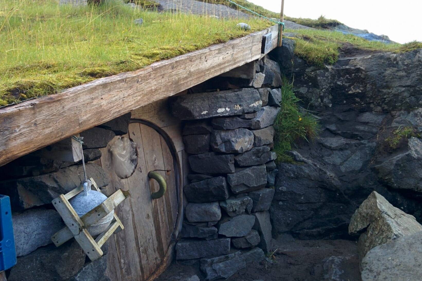 La maison de Hobbit, Kvalvika, Iles Lofoten, Norvège