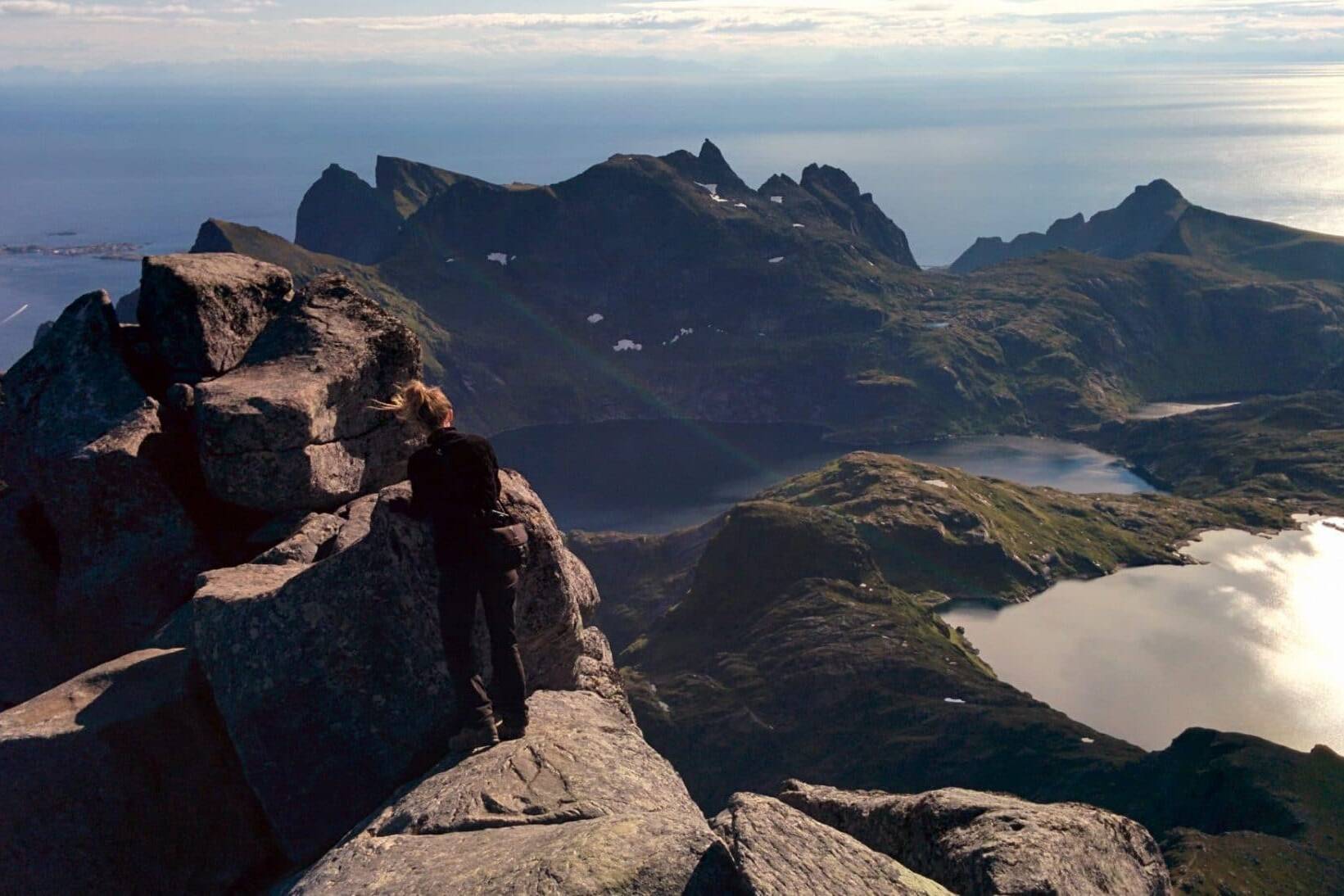 Au sommet de l'Hermanndalstinden, Iles Lofoten, Norvège
