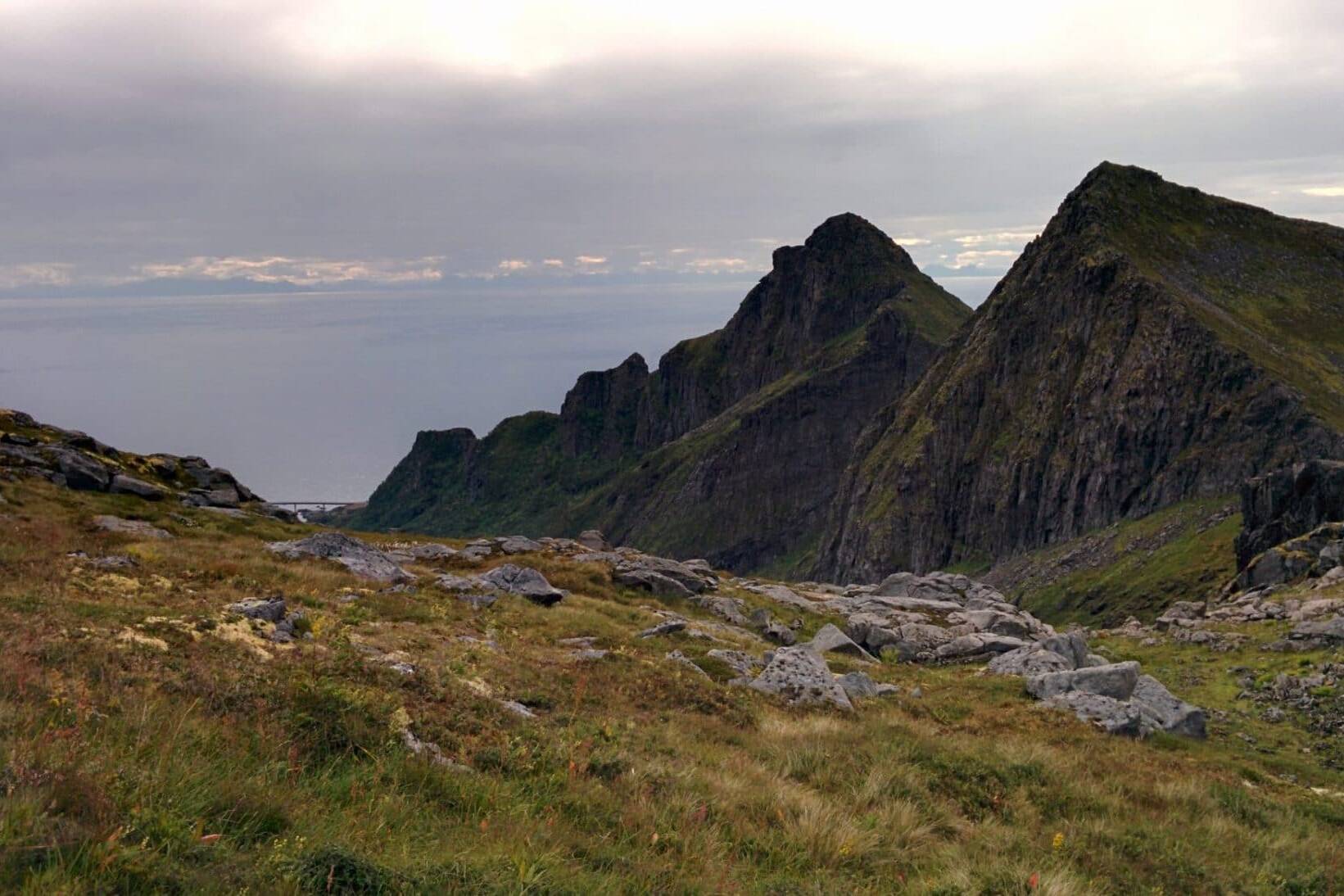En descendant vers Sørvagen, Iles Lofoten, Norvège