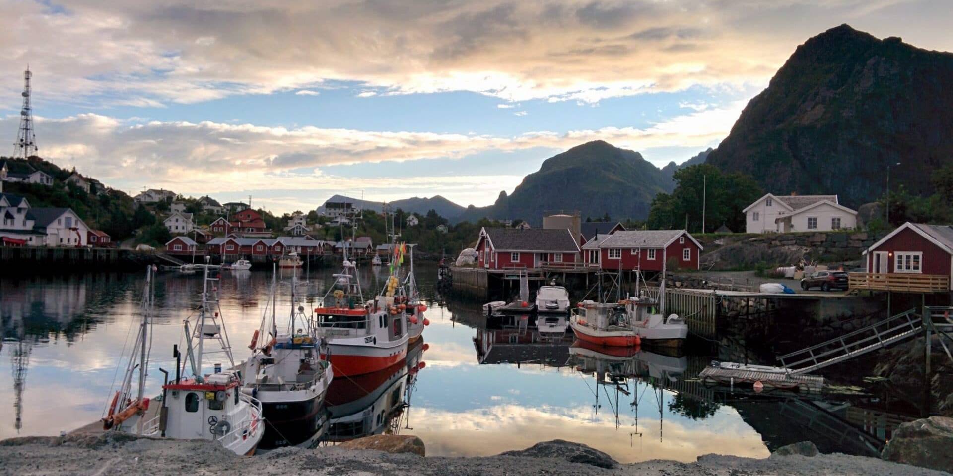 Sørvagen au coucher du soleil, Iles Lofoten, Norvège