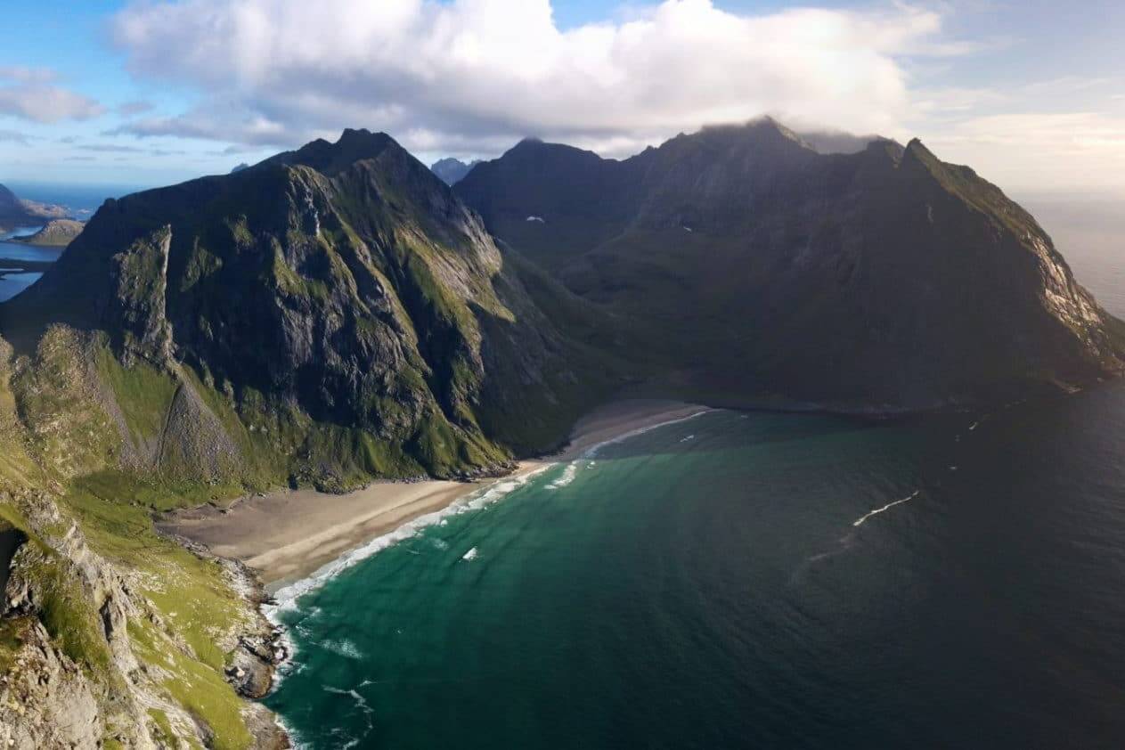 La merveilleuse vue sur la plage de Kvalvika, Iles Lofoten