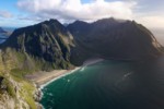 Plage de Kvalvika depuis le Ryten, Îles Lofoten, Norvège - SUMMIT CAIRN
