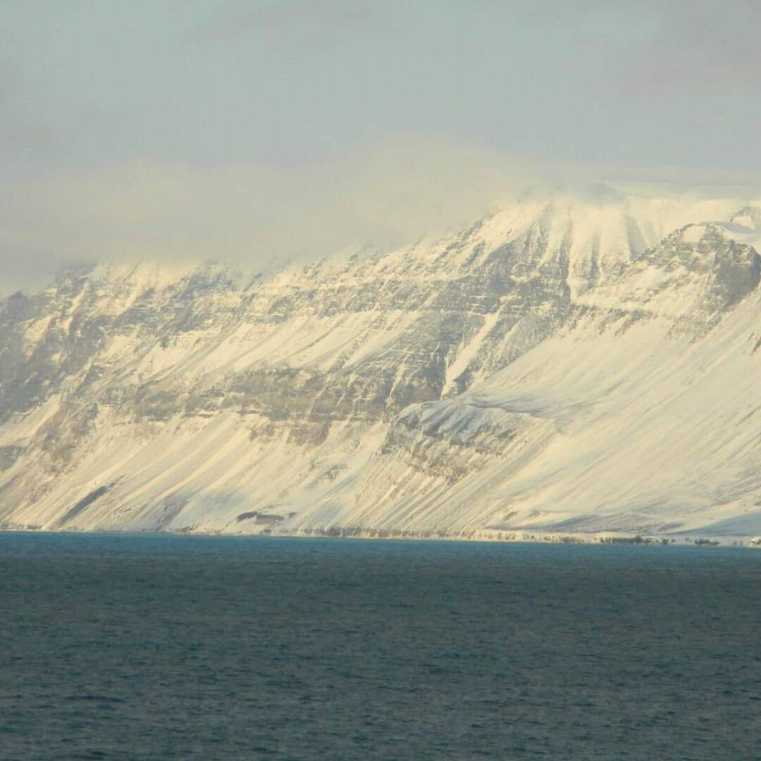 La côte de l'autre côté du fjord, Svalbard