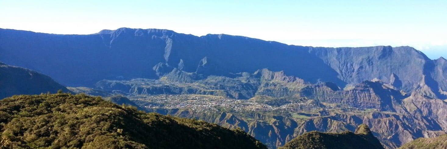 Au loin, Cilaos depuis le col de Taibit, La Réunion